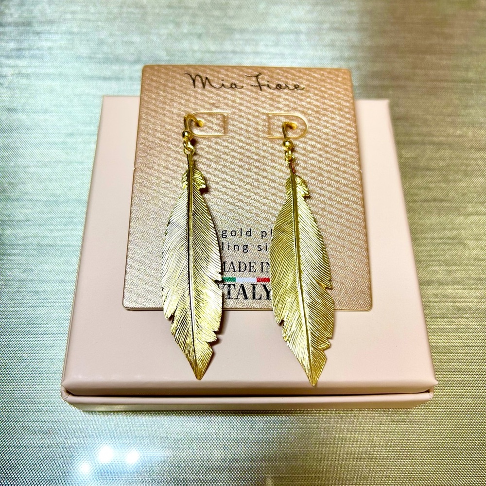 Mia Fiore BRAND NEW Gold toned Hoop earrings ✨✨✨